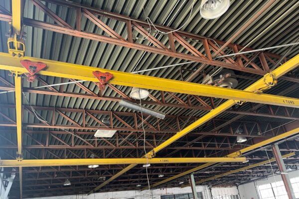 Equipped with four-ton overhead bridge cranes