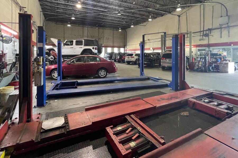 11,360 SF Service Center with 24' Ceiling Height 11,360 SF Service Center with 24' Ceiling Height