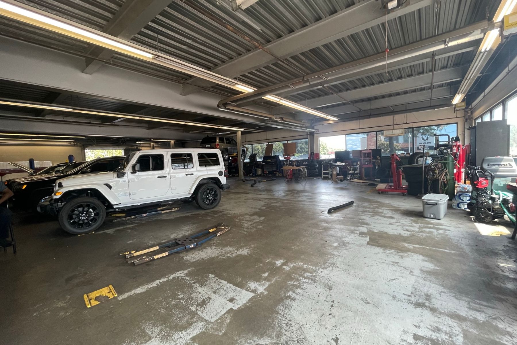 Fully Equipped 5,152 Square Foot Auto Service Center With Ten-Foot Ceilings Fully Equipped 5,152 Square Foot Auto Service Center Interior Featuring Ten-Foot Ceilings