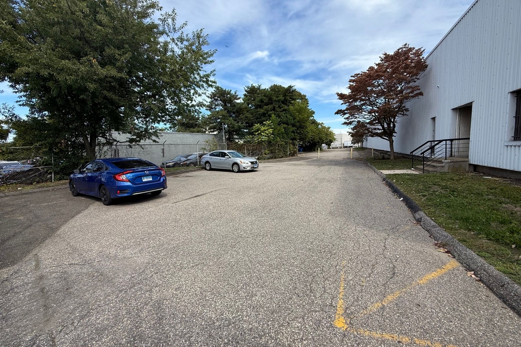 Abundant Parking for Employees & Visitors Abundant Parking for Employees & Visitors