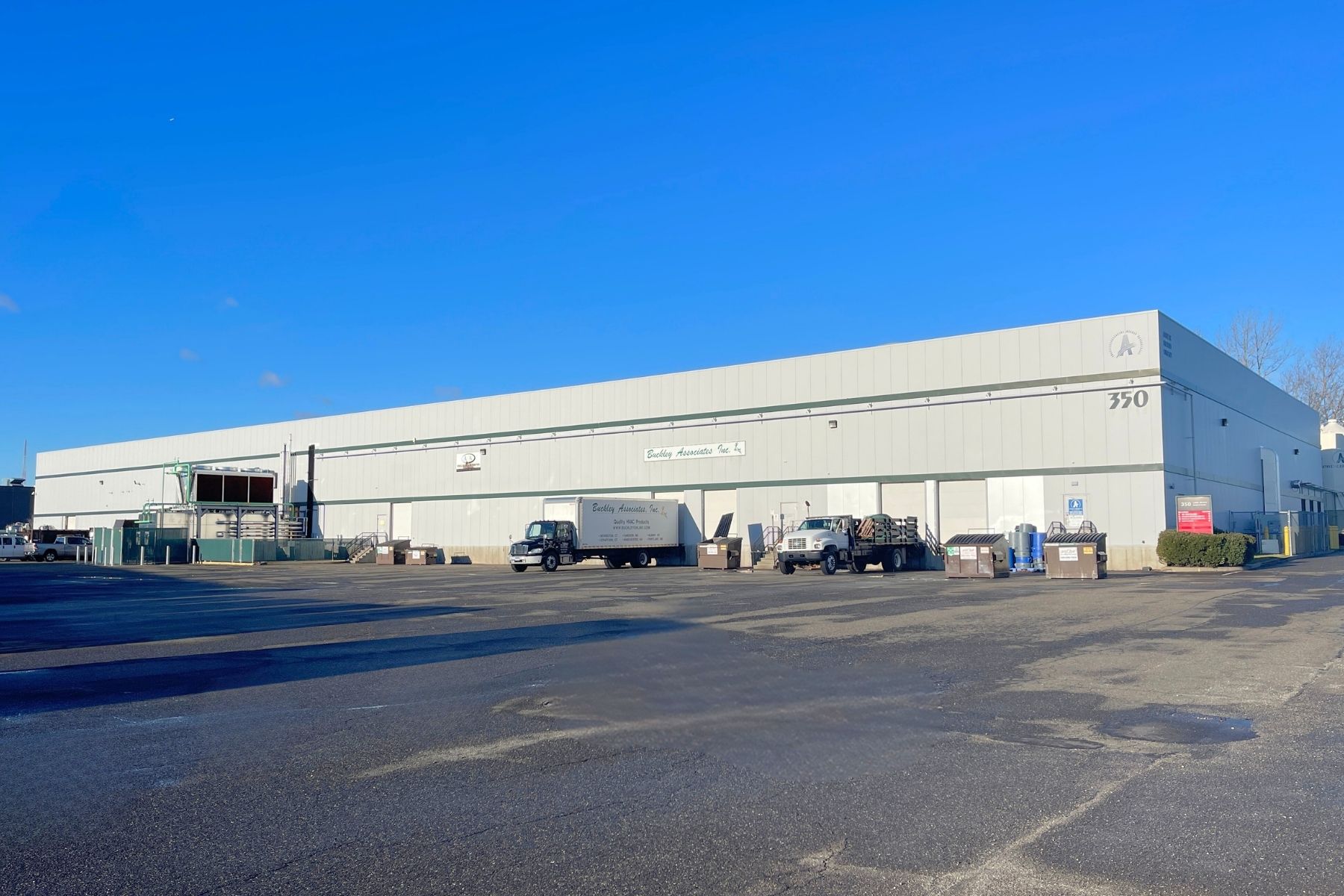 Versatile Steel Building with 24-Foot Ceilings and 12 Loading Docks Versatile Steel Building with 24-Foot Ceilings and 12 Loading Docks