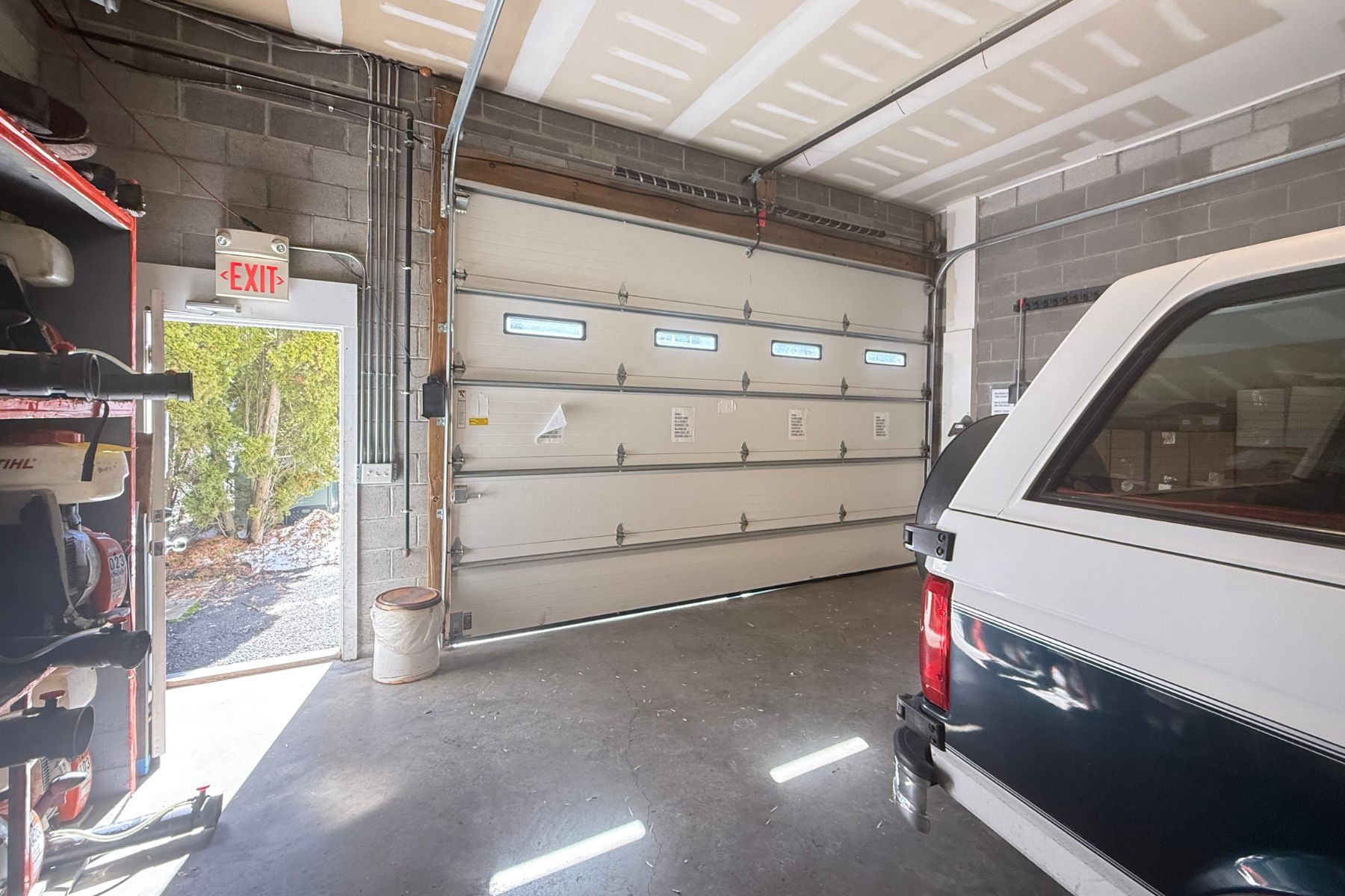 Spacious Flex Area With 12' High Ceilings Spacious Flex Area With 12' High Ceilings