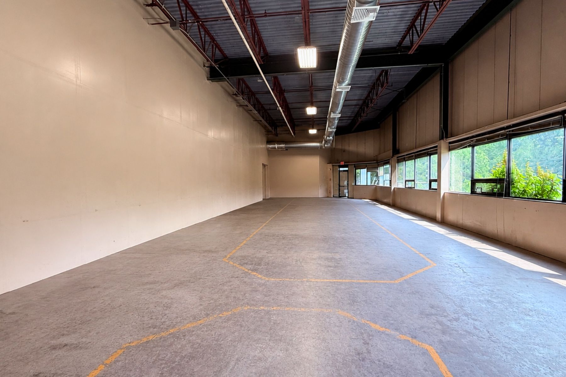 2,900 SF Air-Conditioned Flex Space with Dual Front Entry Points 2,900 SF Air-Conditioned Flex Space with Dual Front Entry Points